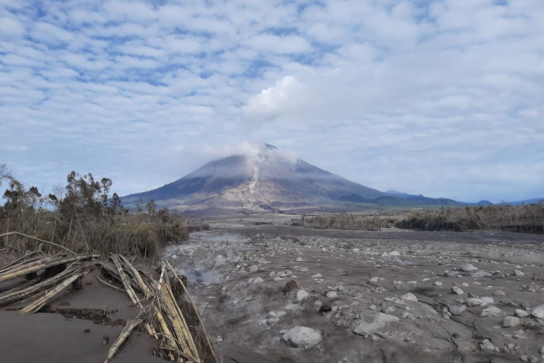 Cuaca Cerah, Sinar Api Terlihat di Gunung Semeru Cuaca Cerah, Sinar Api Terlihat di Gunung Semeru