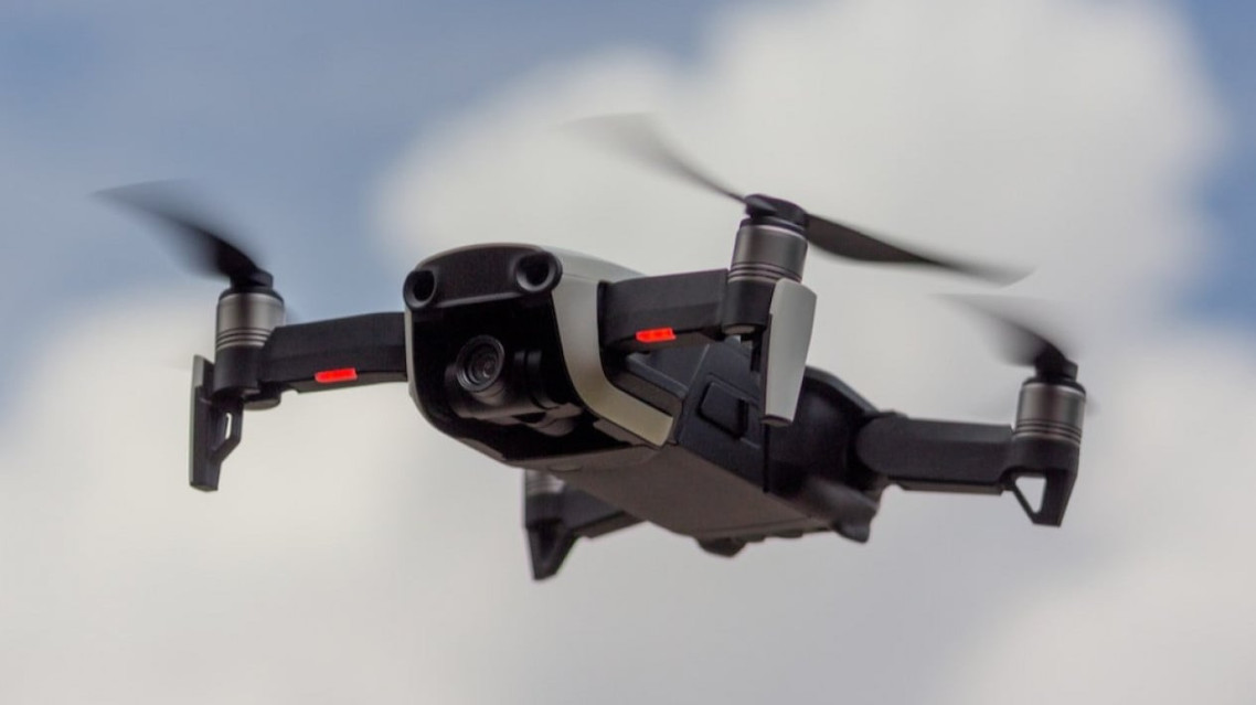 EKOWISATA: Penggunaan Teknologi Drone dalam Pengawasan Lingkungan EKOWISATA: Penggunaan Teknologi Drone dalam Pengawasan Lingkungan