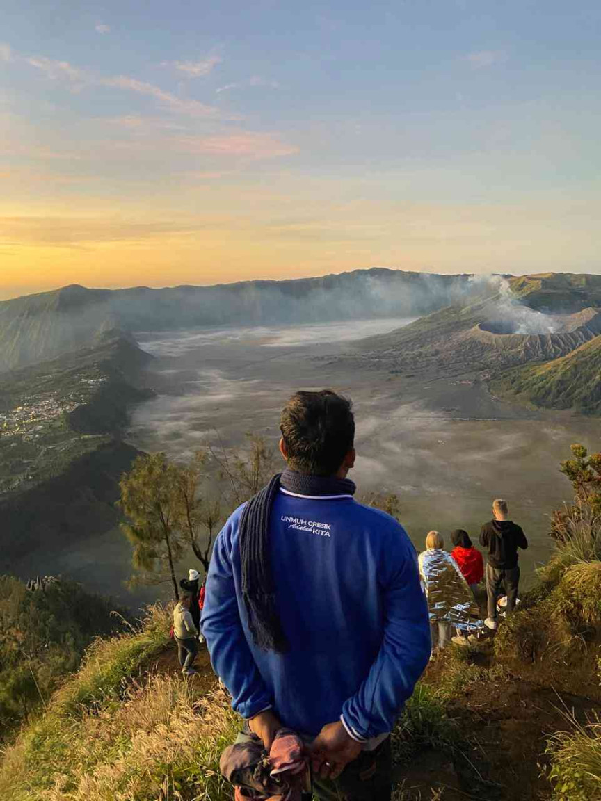 Hirup Udara Segar dan Menikmati Sunrise di Gunung Bromo Hirup Udara Segar dan Menikmati Sunrise di Gunung Bromo
