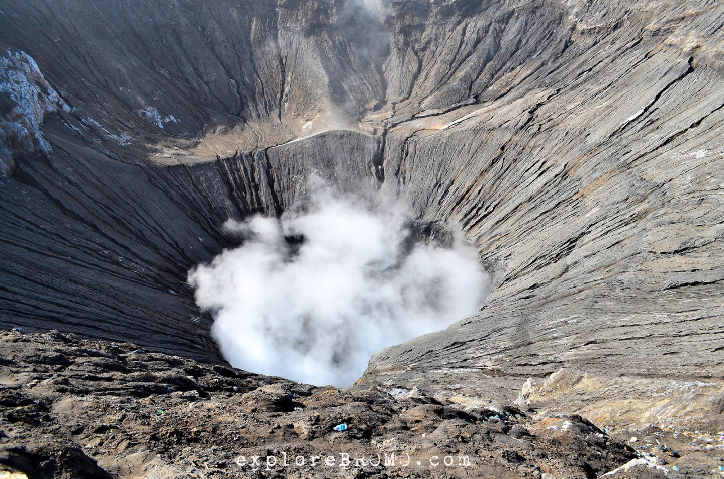Kawah Bromo: Gunung Api di Kaldera Tengger Yang Masih Aktif Saat Kawah Bromo: Gunung Api di Kaldera Tengger Yang Masih Aktif Saat