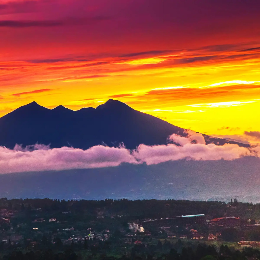 Menikmati Senja dan Semburat Jingga Gunung Salak - Regional Menikmati Senja dan Semburat Jingga Gunung Salak - Regional