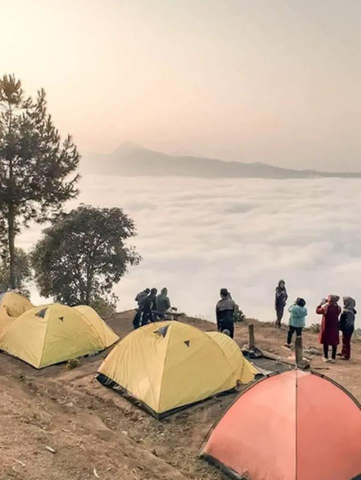 Penampakan bak Negeri di Atas Awan dari Puncak Gunung Putri Penampakan bak Negeri di Atas Awan dari Puncak Gunung Putri