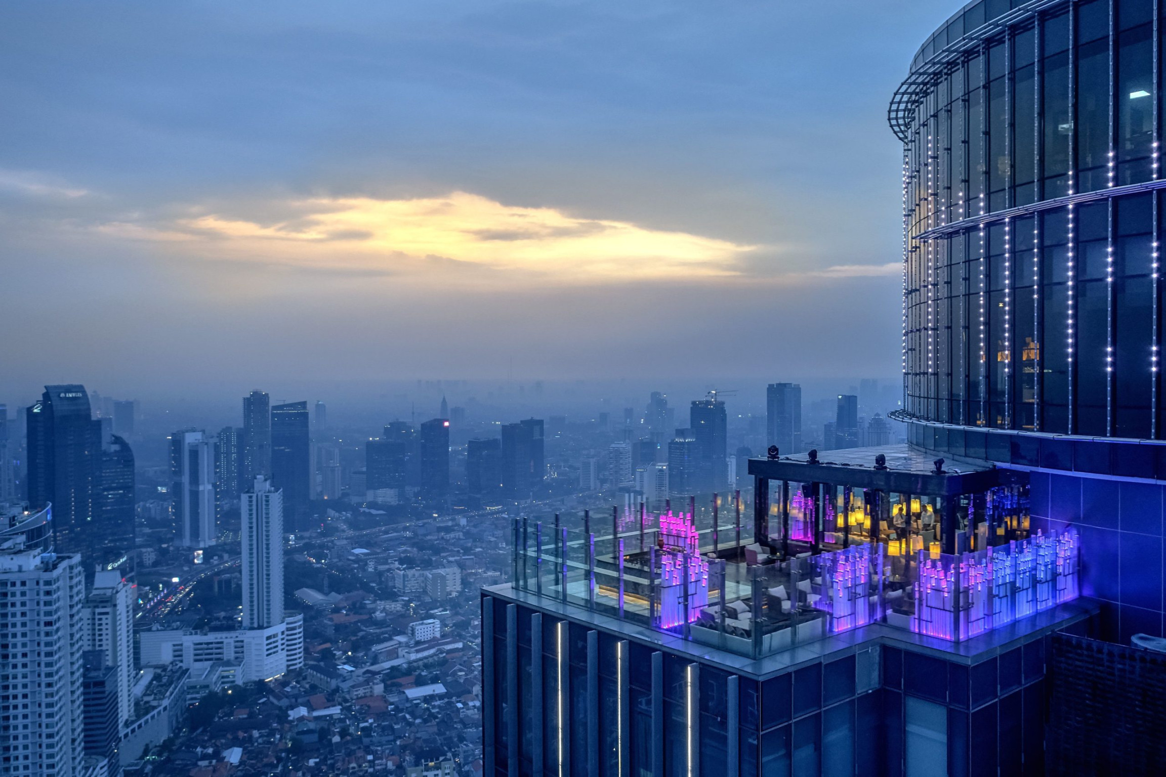 Restoran dan Cafe Rooftop Di Jakarta yang Romantis - Blog ruparupa Restoran dan Cafe Rooftop Di Jakarta yang Romantis - Blog ruparupa