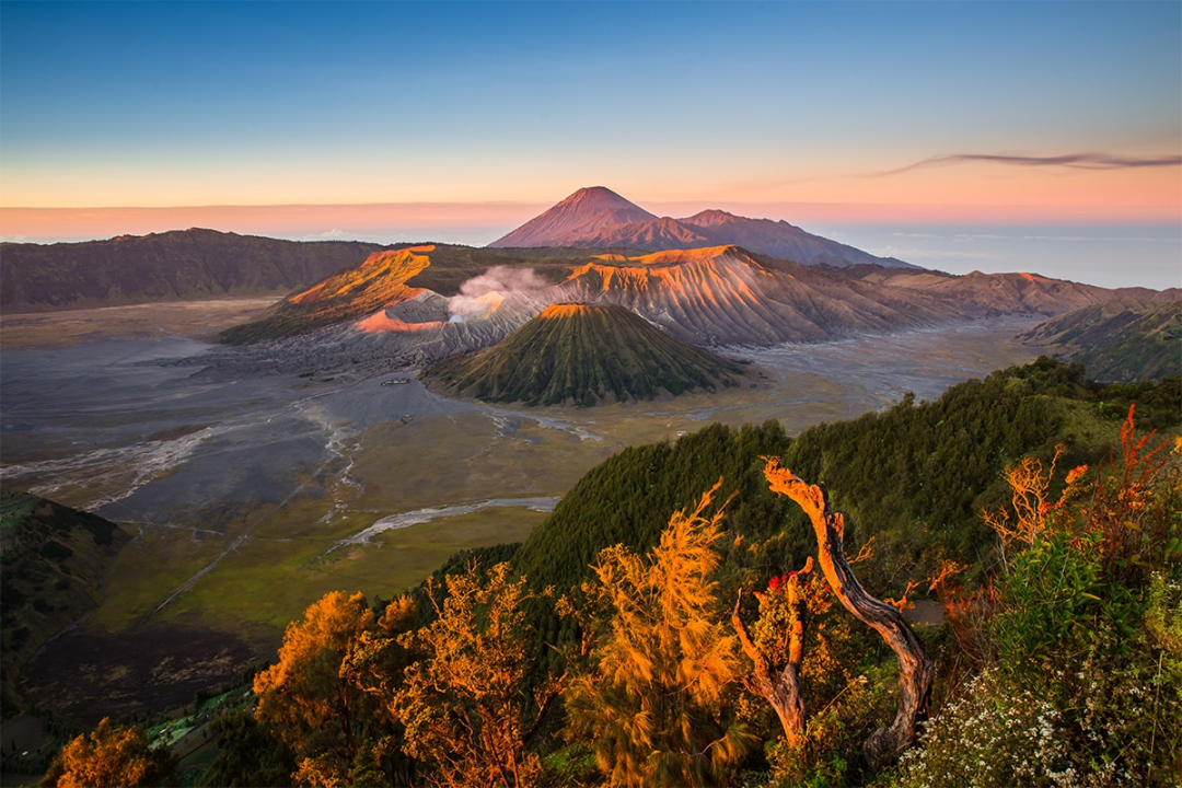 Tempat Melihat Sunrise di Bromo yang Paling Indah Halaman all Tempat Melihat Sunrise di Bromo yang Paling Indah Halaman all