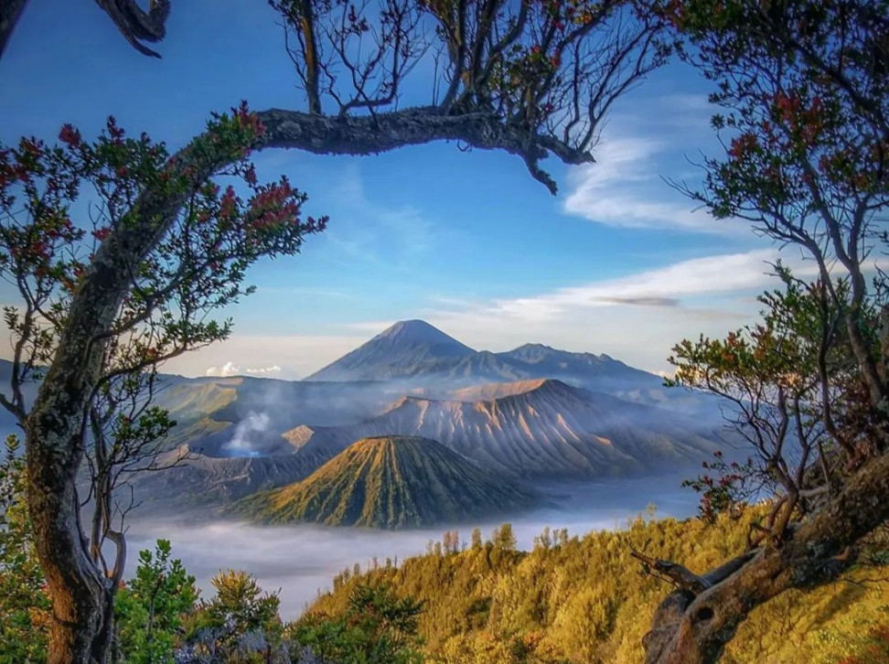 Wisata Gunung Populer di Indonesia dengan Pemandangan Terbaik Wisata Gunung Populer di Indonesia dengan Pemandangan Terbaik