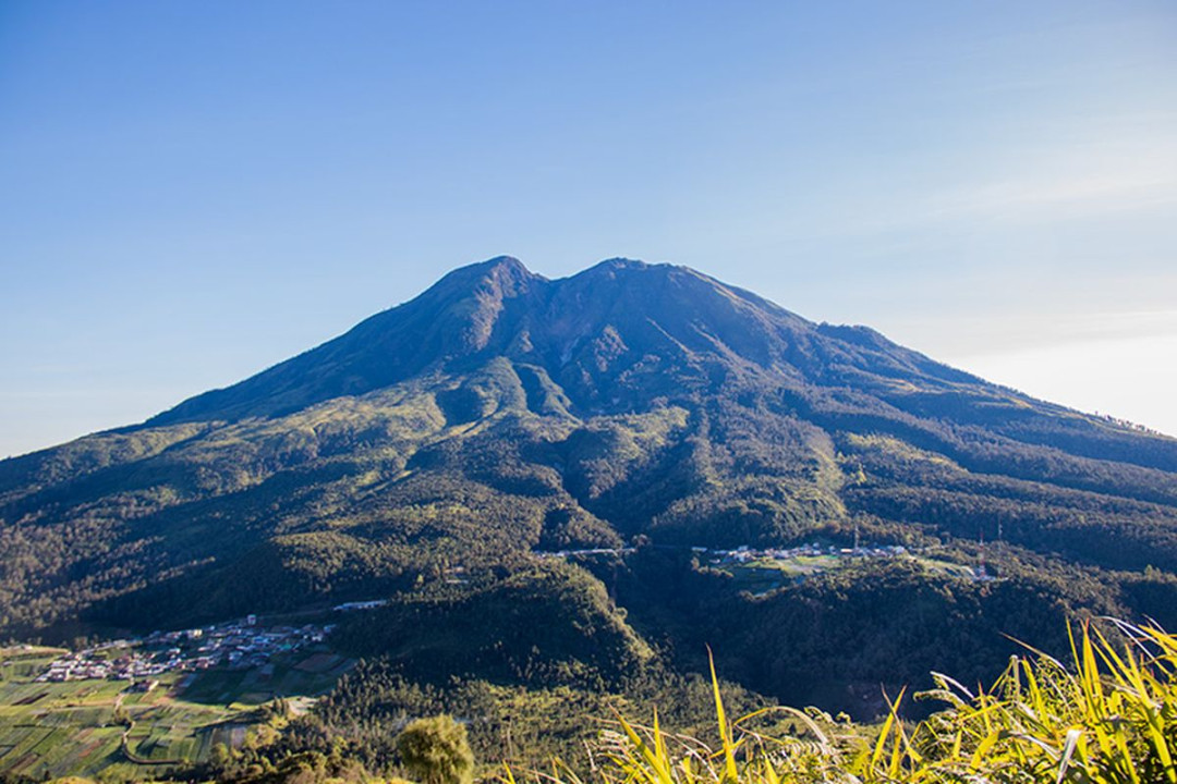 Menikmati Keindahan Gunung Lawu Tanpa Perlu Mendaki Halaman all Menikmati Keindahan Gunung Lawu Tanpa Perlu Mendaki Halaman all